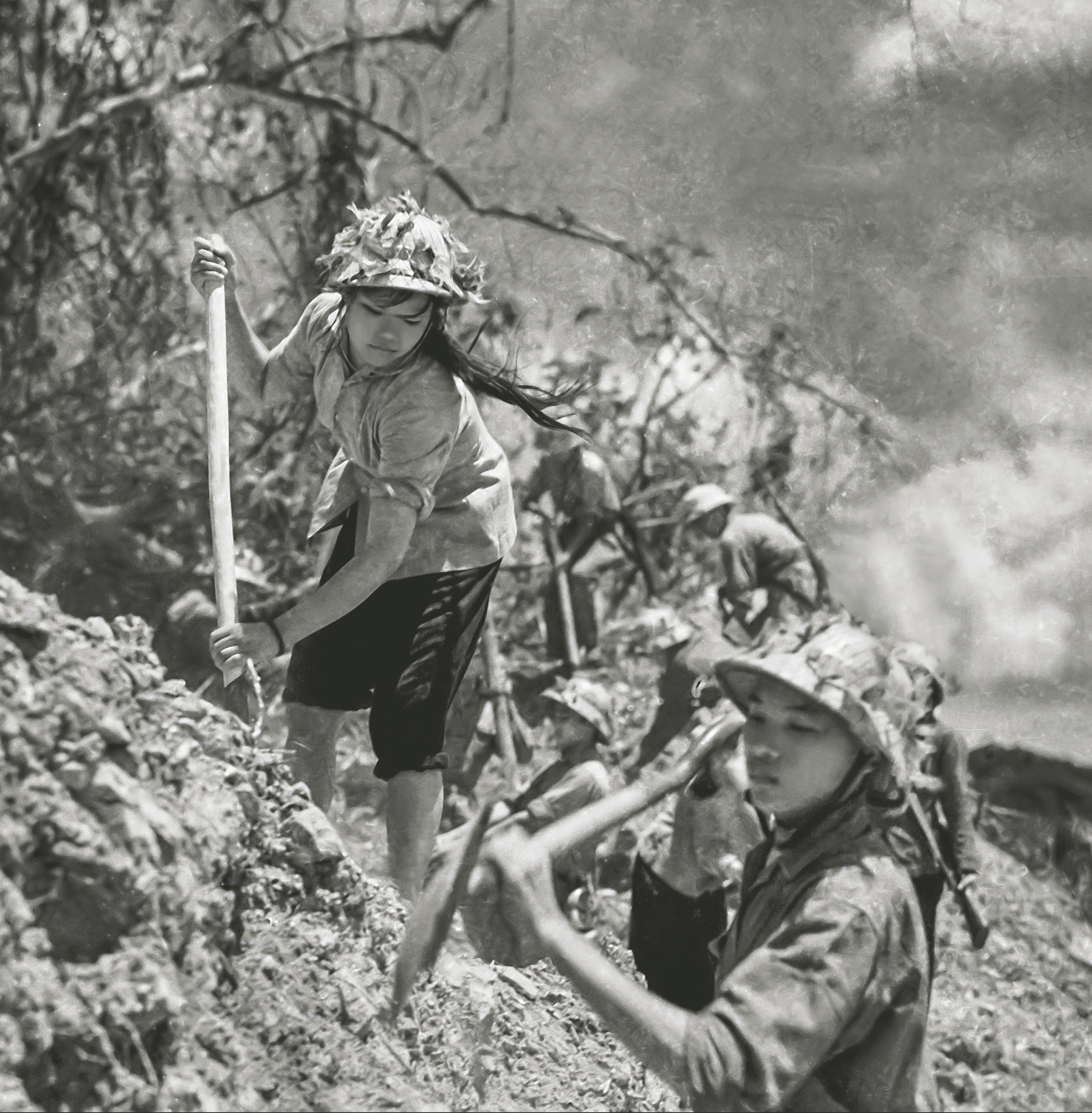 Thanh nien xung phong thoi chong My qua ong kinh Mau Hoang Thiet hinh anh