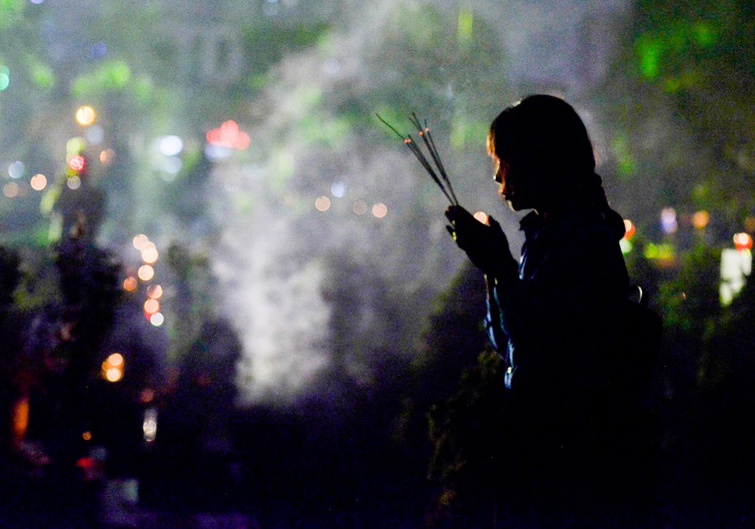 Nhung ngon nen toa sang trong dem hinh anh