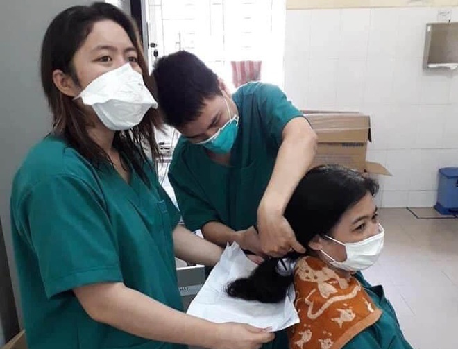 Mong anh chi tuyen dau khong chun buoc hinh anh