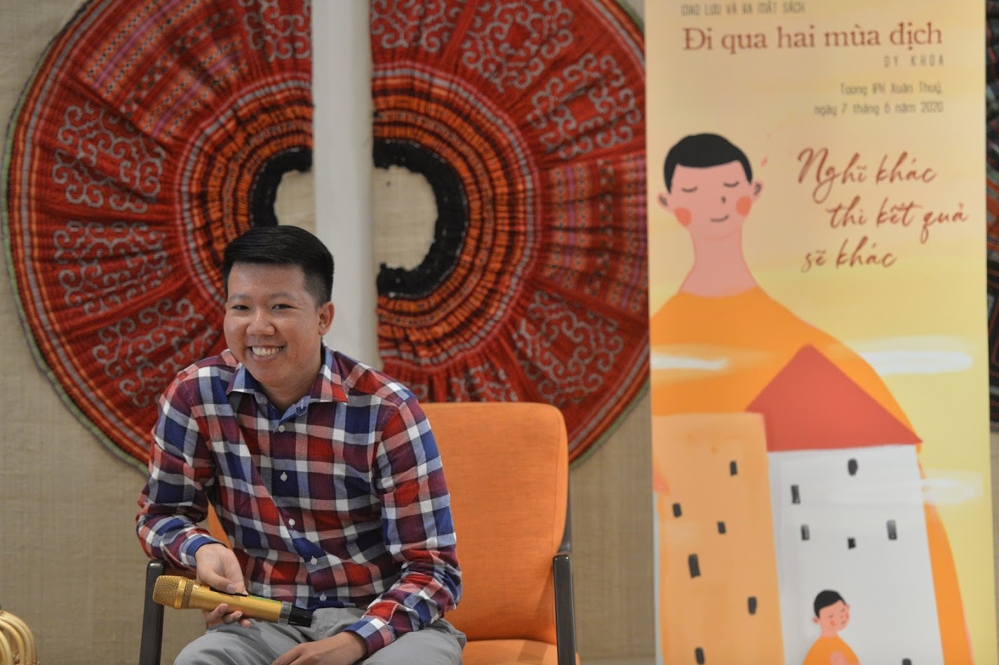 Tac gia Di qua hai mua dich anh 1