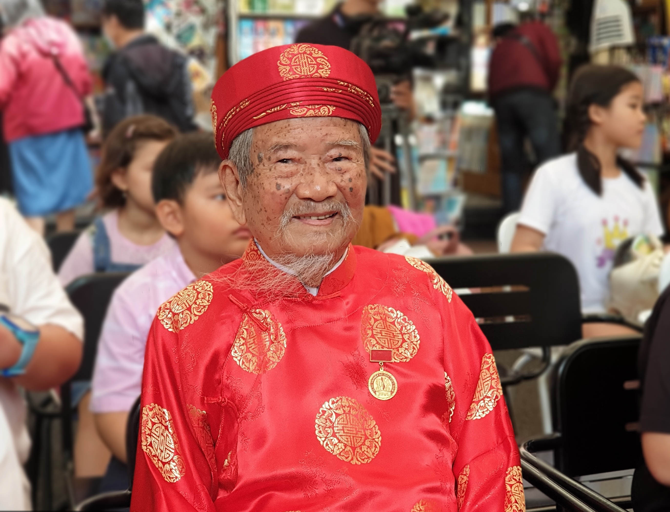 Tinh yeu su Viet cua tac gia tieu thuyet 'Loan 12 su quan' hinh anh