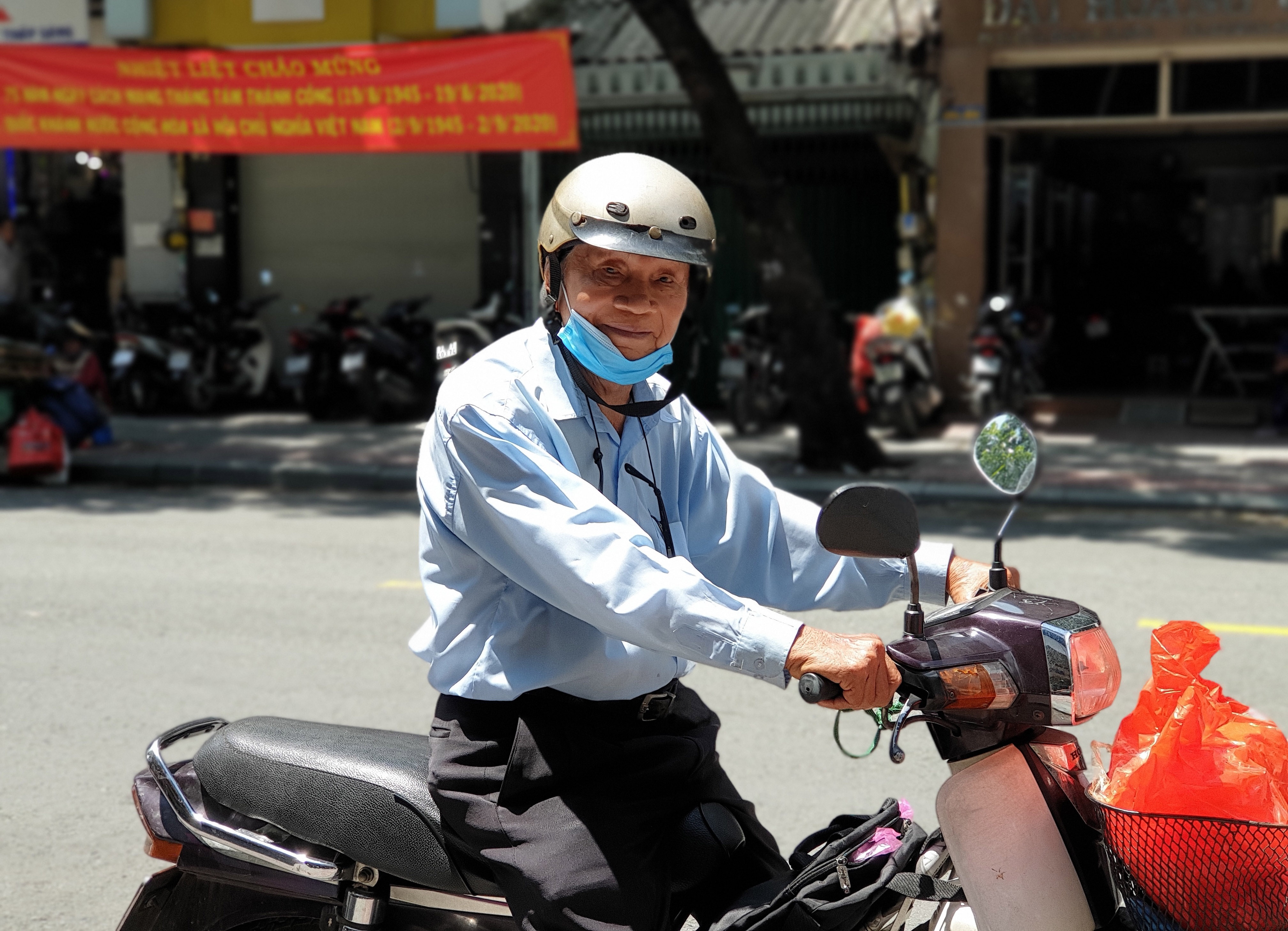 Nha van 94 tuoi ra mat tac pham 'Nguoi nha troi' hinh anh