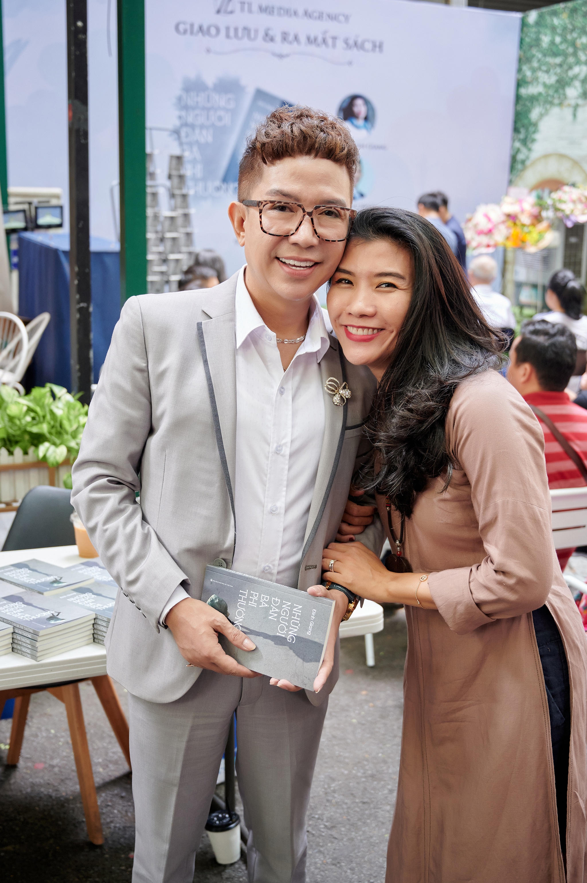 Sach Nhung nguoi dan ba phi thuong anh 1