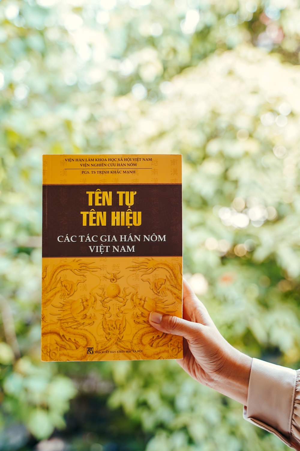 Sach Ten tu ten hieu cac tac gia Han Nom Viet Nam anh 1