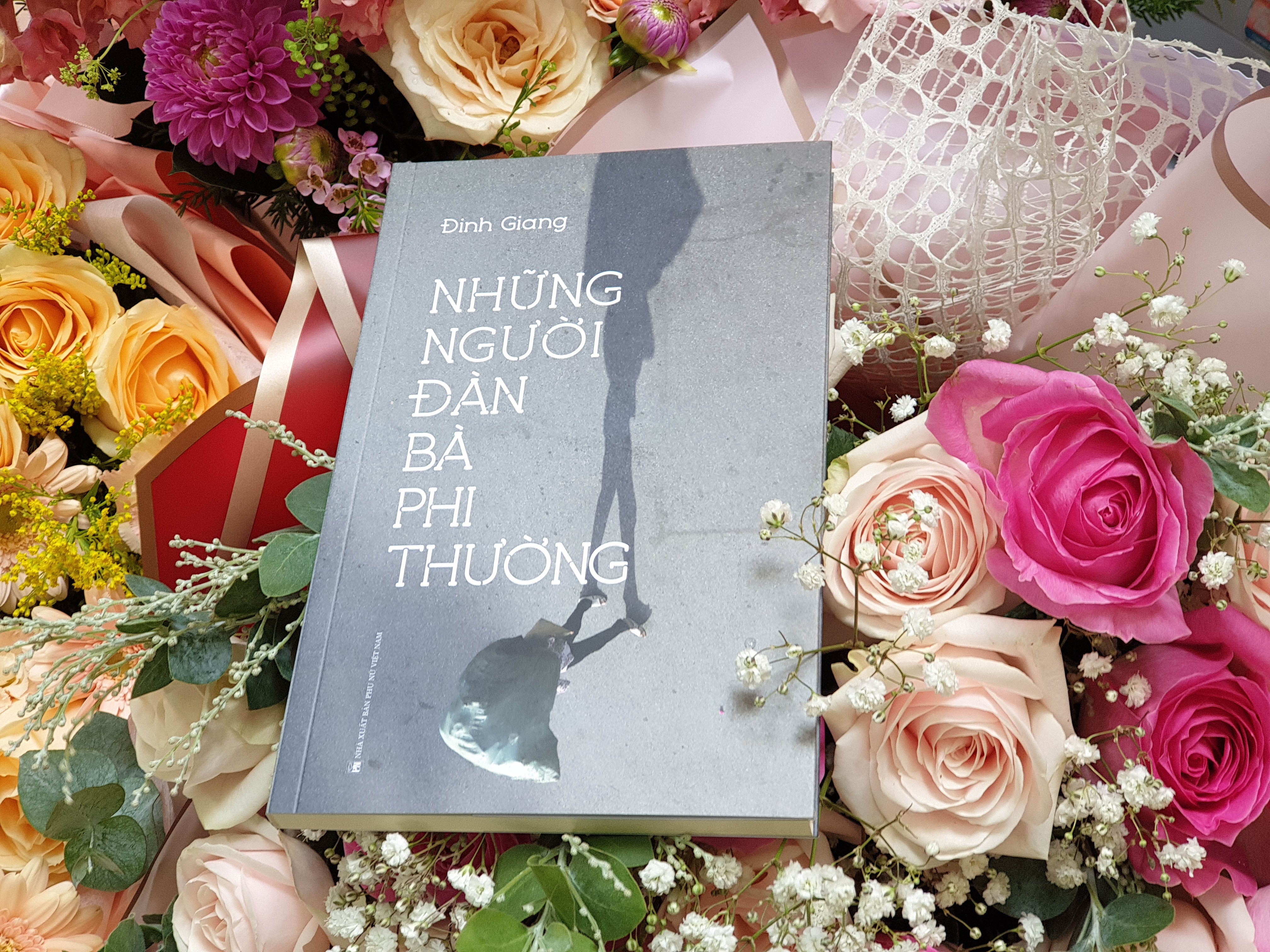 Sach Nhung nguoi dan ba phi thuong anh 1