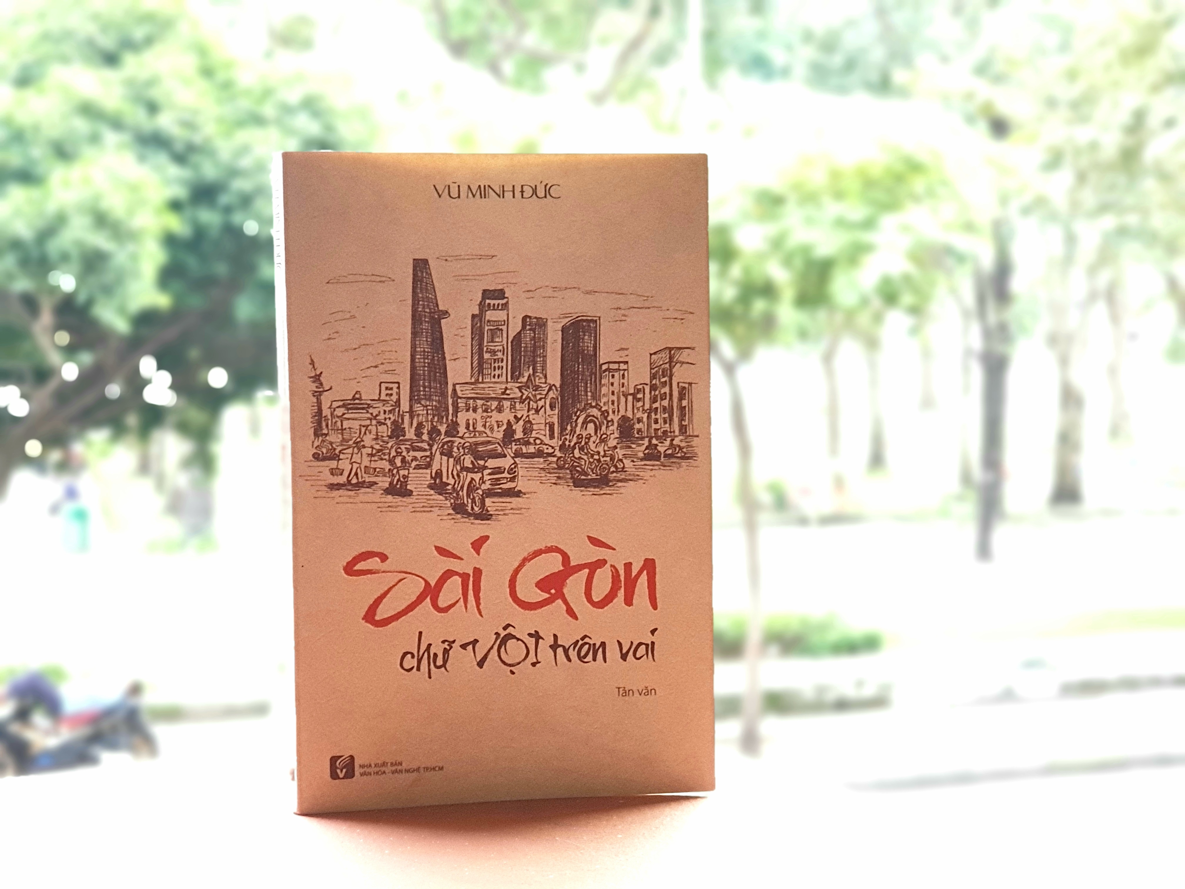 Sach Sach Sai Gon chu voi tren vai. anh 1