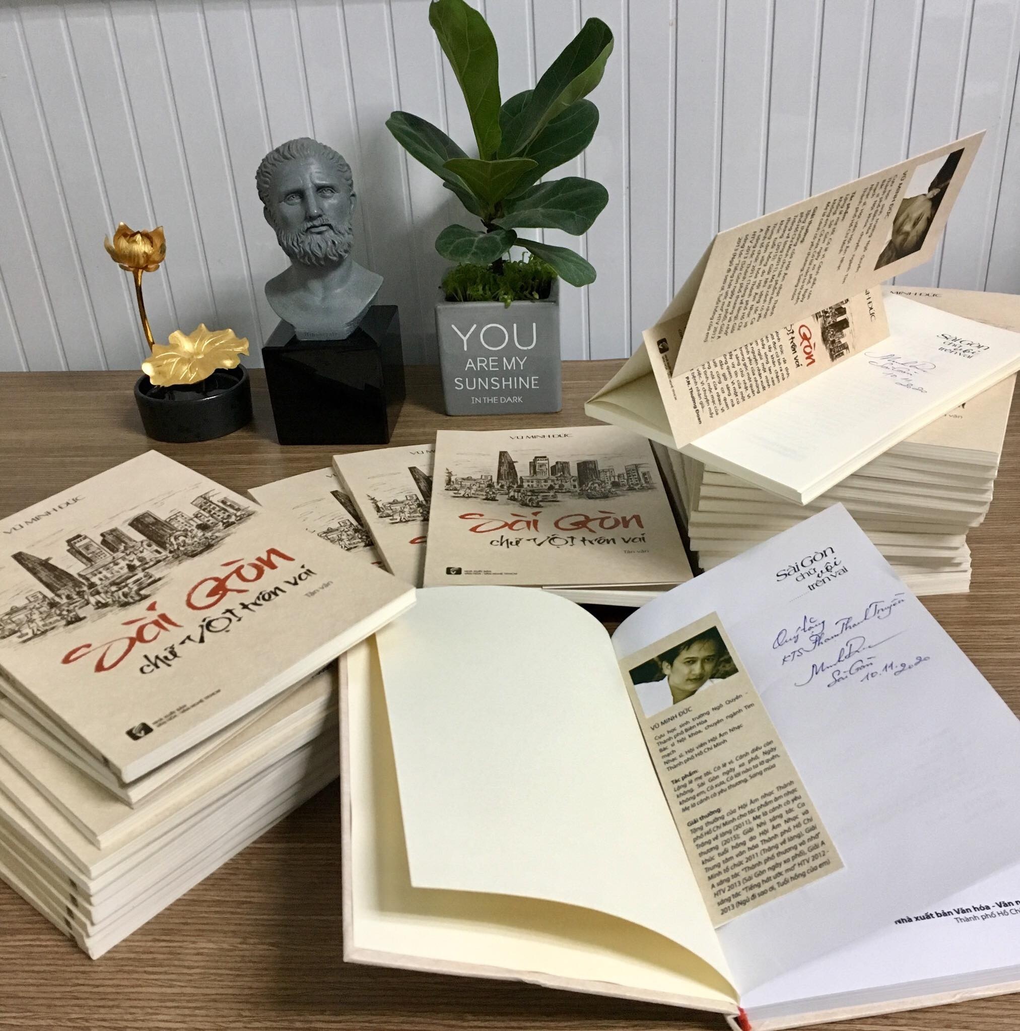 Sach Sai Gon chu voi tren vai anh 1