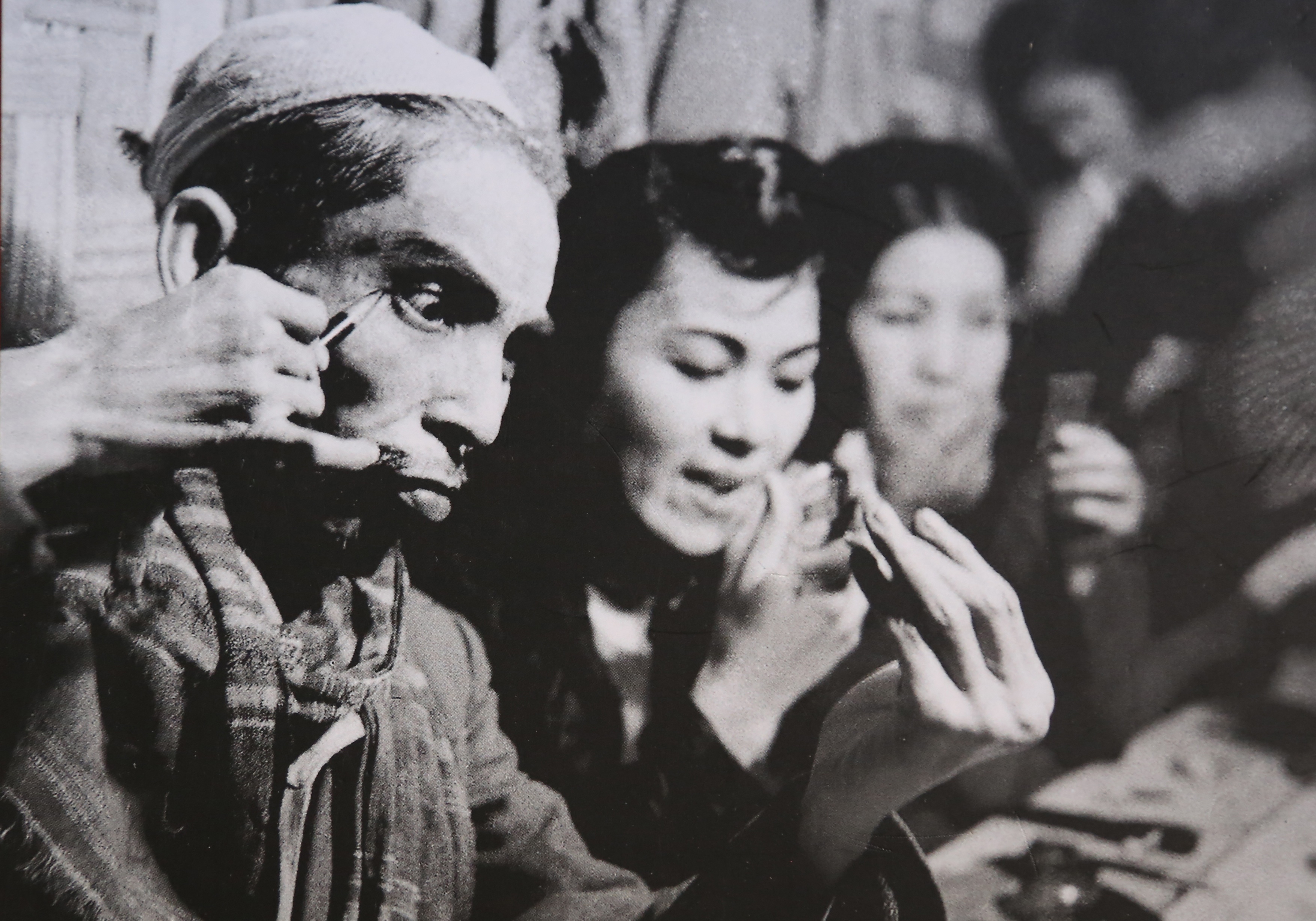 Van nghe si thoi chong Phap qua ong kinh Tran Van Luu hinh anh