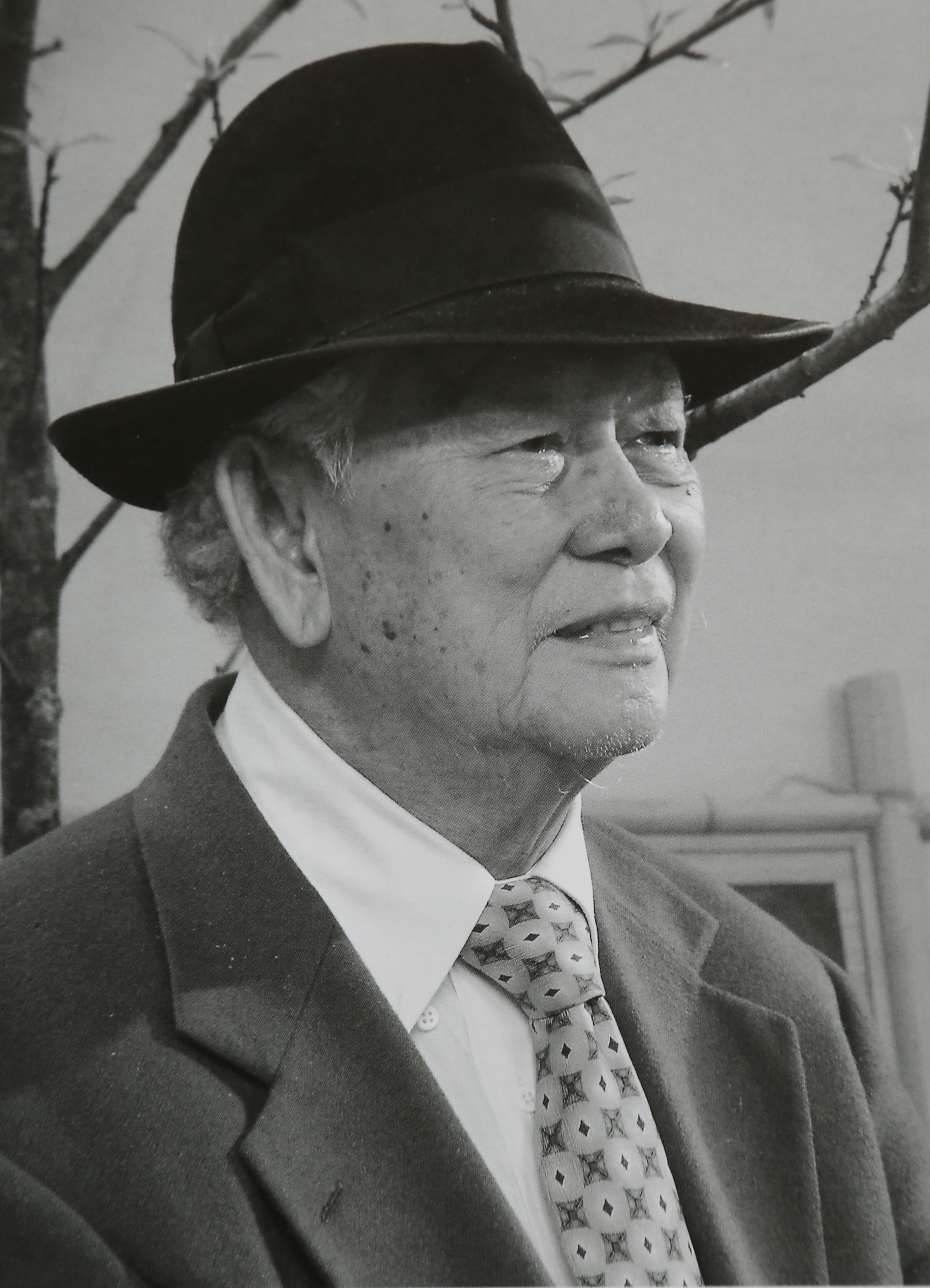 Sach "Van nghe & Khang chien qua ong kinh cua Tran Van Luu" anh 9