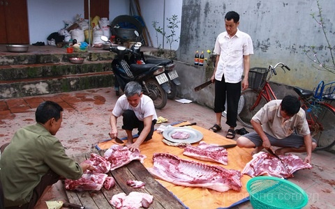 Chia thit heo an Tet hinh anh