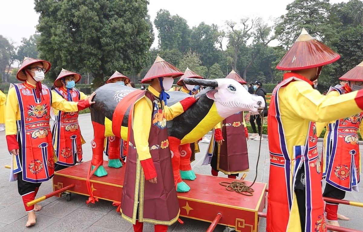 Dang trau dat trong tiet lap xuan thoi xua hinh anh