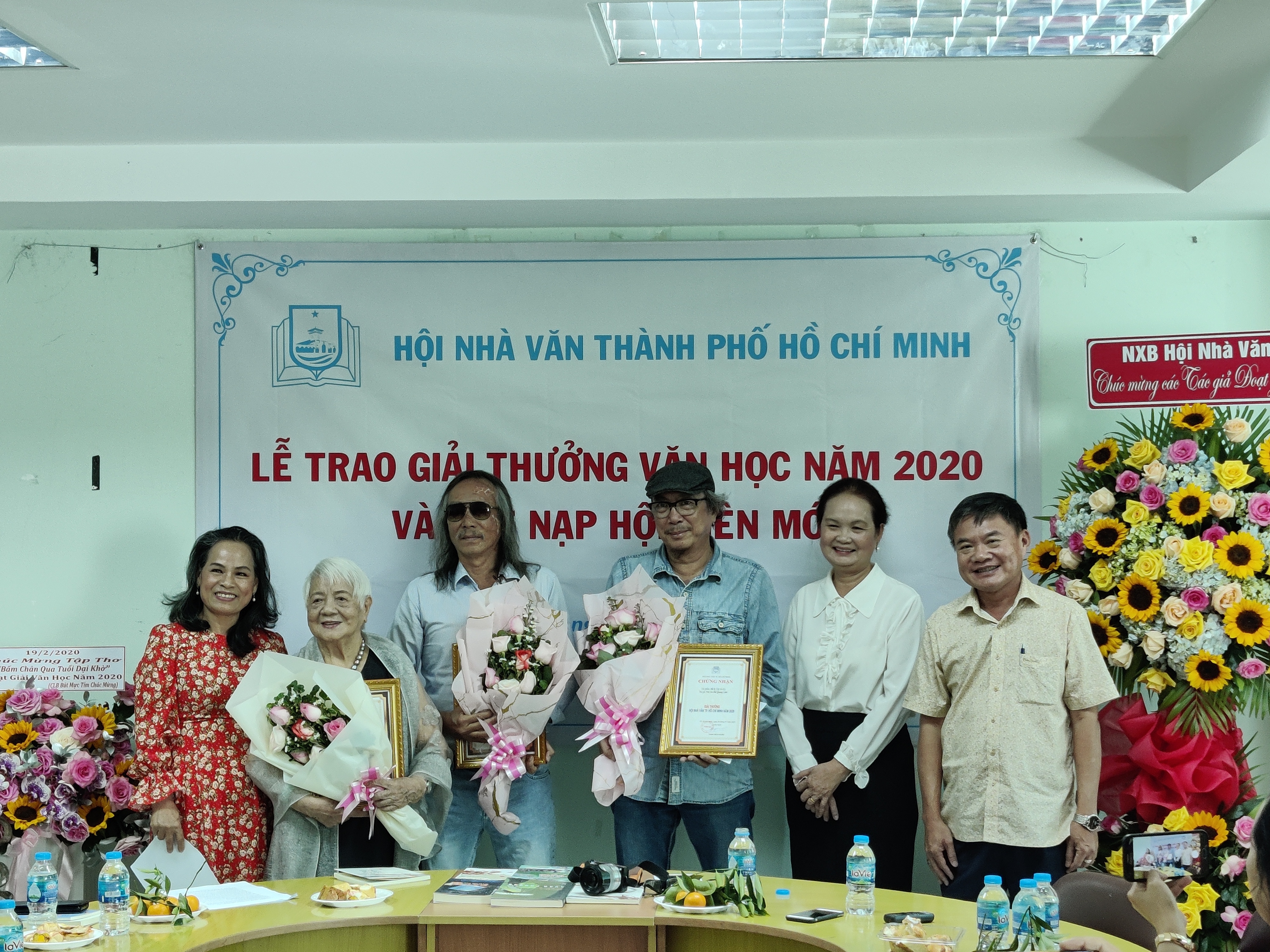 Giai thuong van hoc nam 2020 anh 1