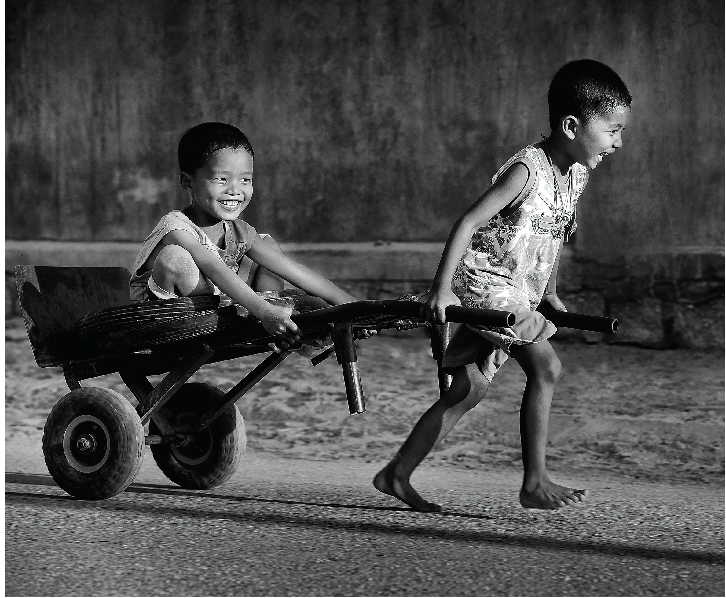 Nu cuoi tren nhung neo duong que huong hinh anh