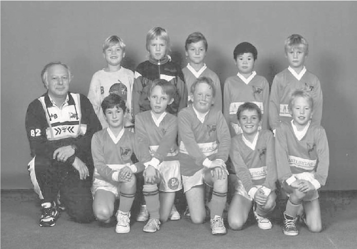 Cau lac bo bong da cua nhung cau be nhap cu hinh anh