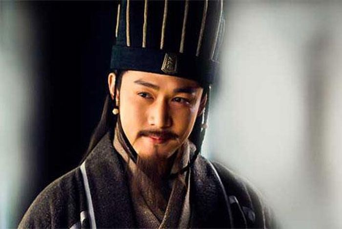 Chiec ao giup Gia Cat Luong dieu binh khien tuong chac nhu dinh hinh anh