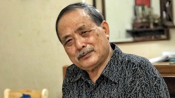 Nha van nao dua ten nguoi yeu vao but danh? hinh anh