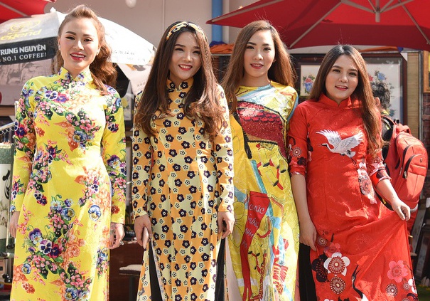 Ao dai cung du ban long nha tho hinh anh