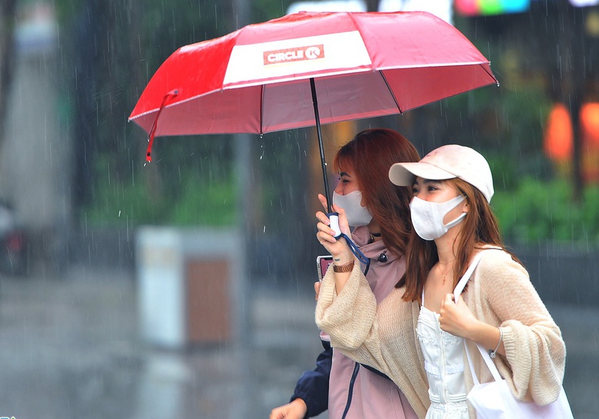 Con mua trong doi hinh anh