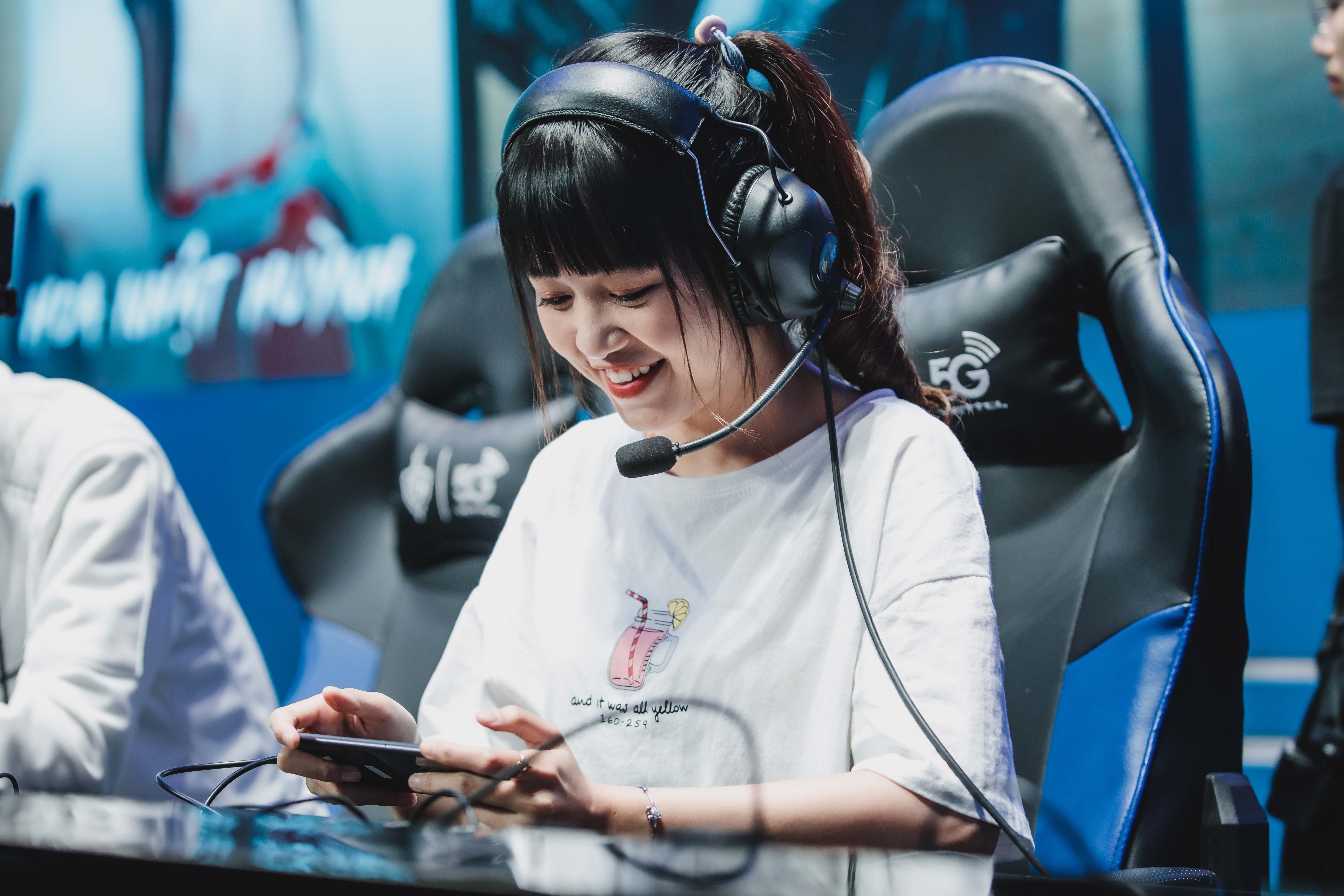 Viec lam online cho nguoi tre trong mua dich hinh anh