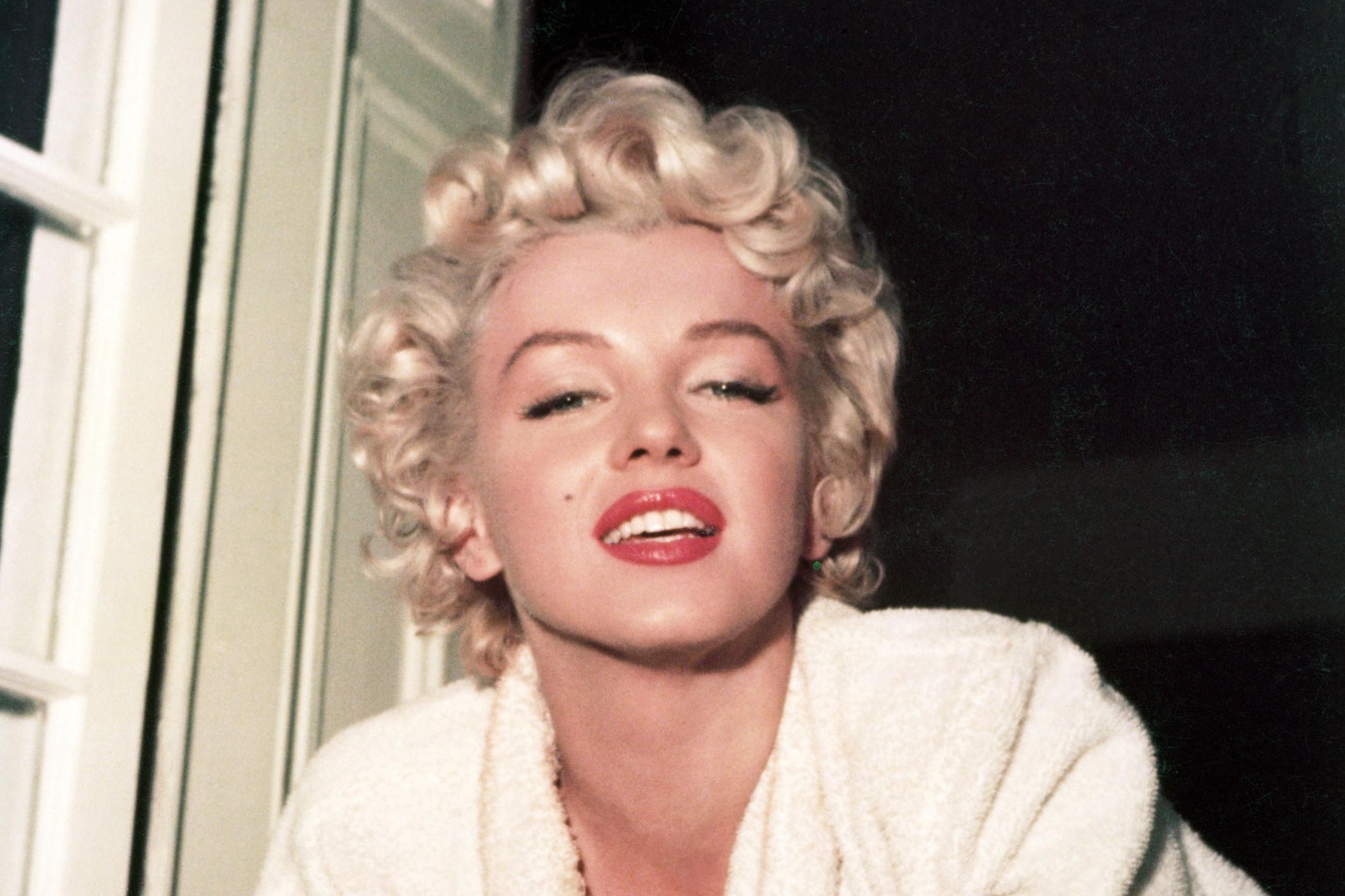 Marilyn Monroe doi dien voi qua khu bi lam dung tinh duc ra sao? hinh anh