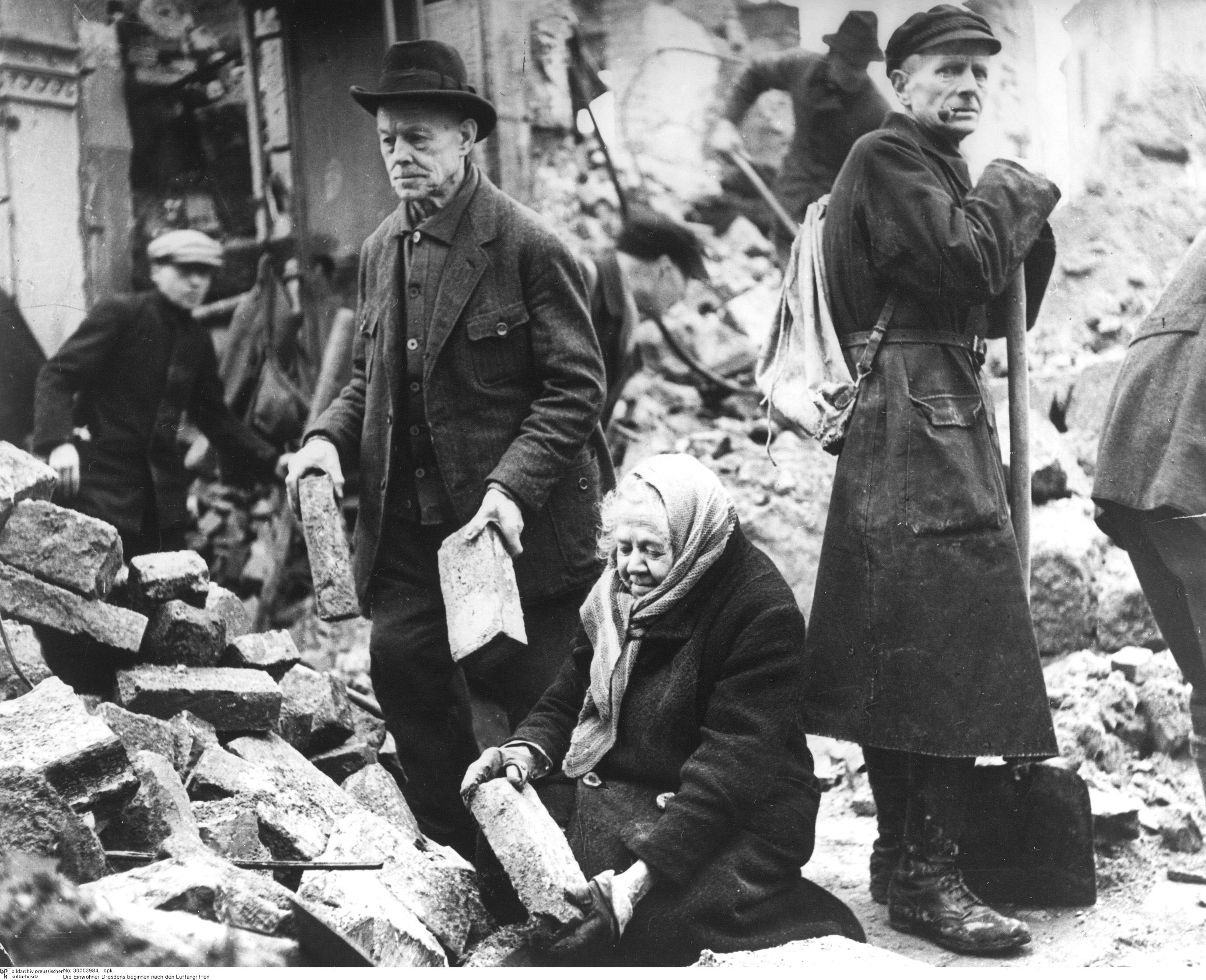 Sach The chien thu hai anh 6