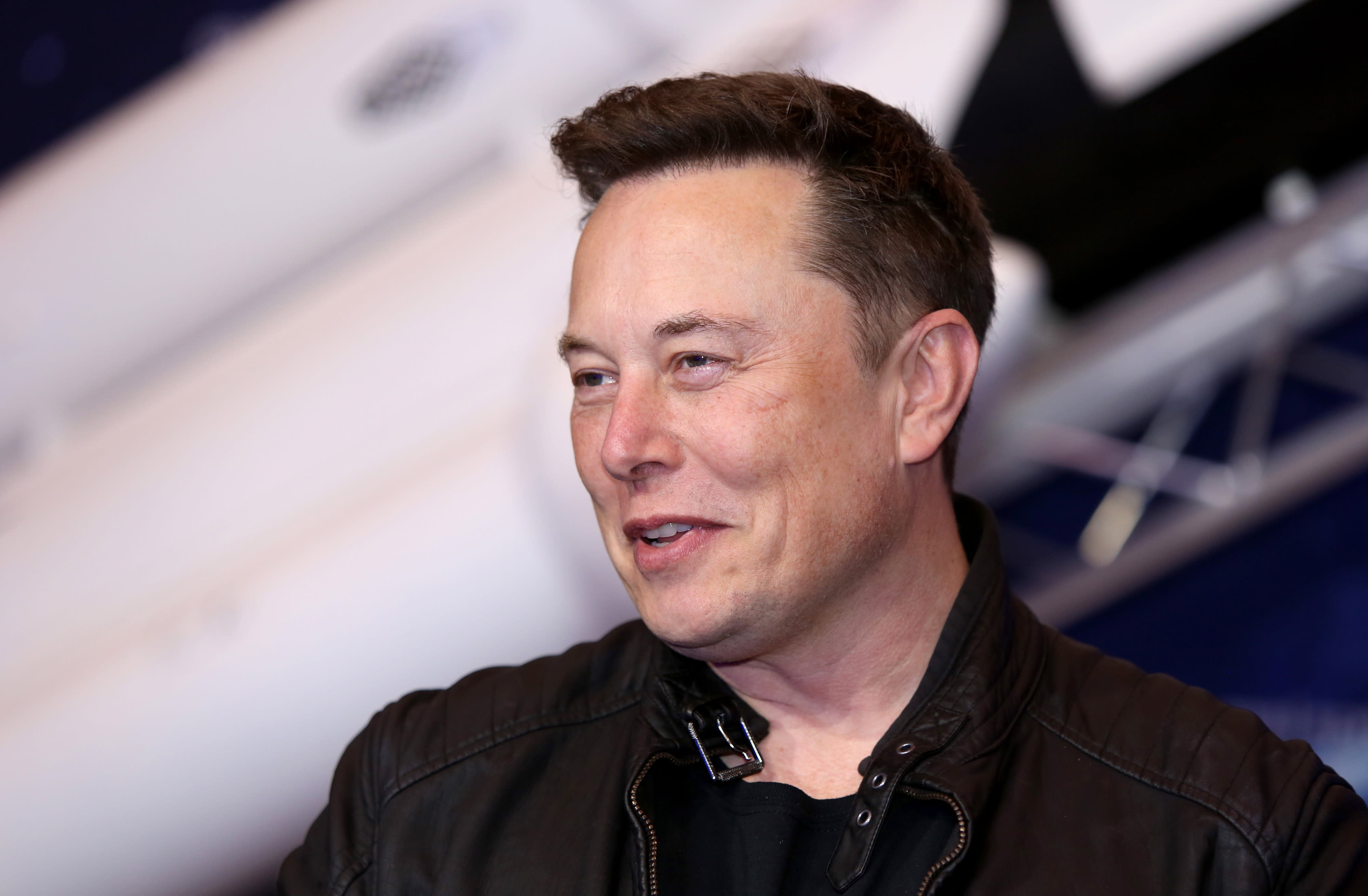 Thoi quen ngu gam ban cua Elon Musk hinh anh