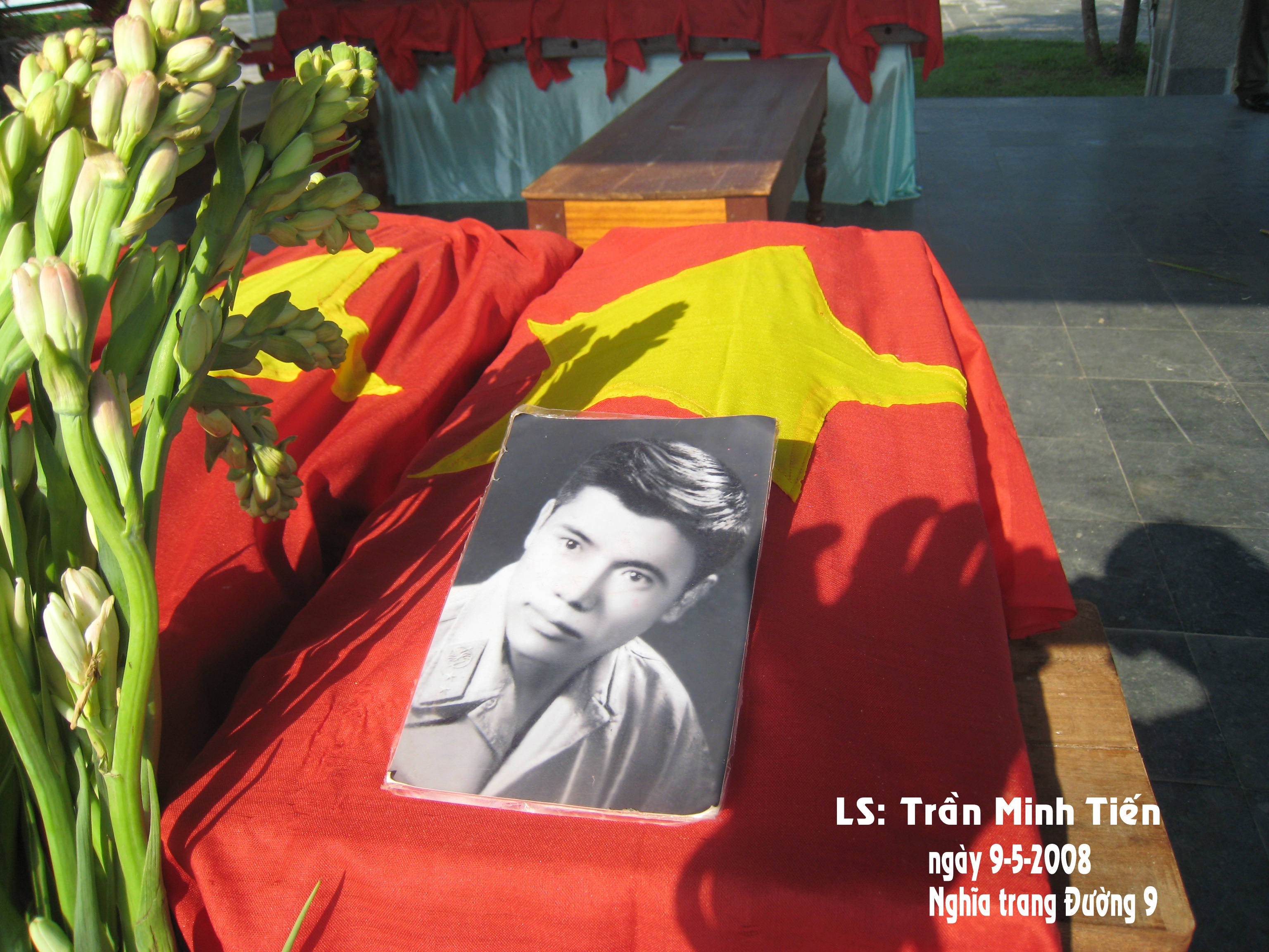 Sao anh khong ve voi em? hinh anh