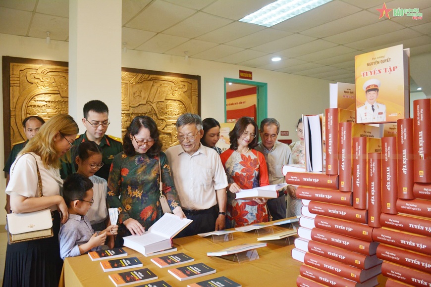 Ra mat sach 'Dai tuong Nguyen Quyet - Tuyen tap' hinh anh