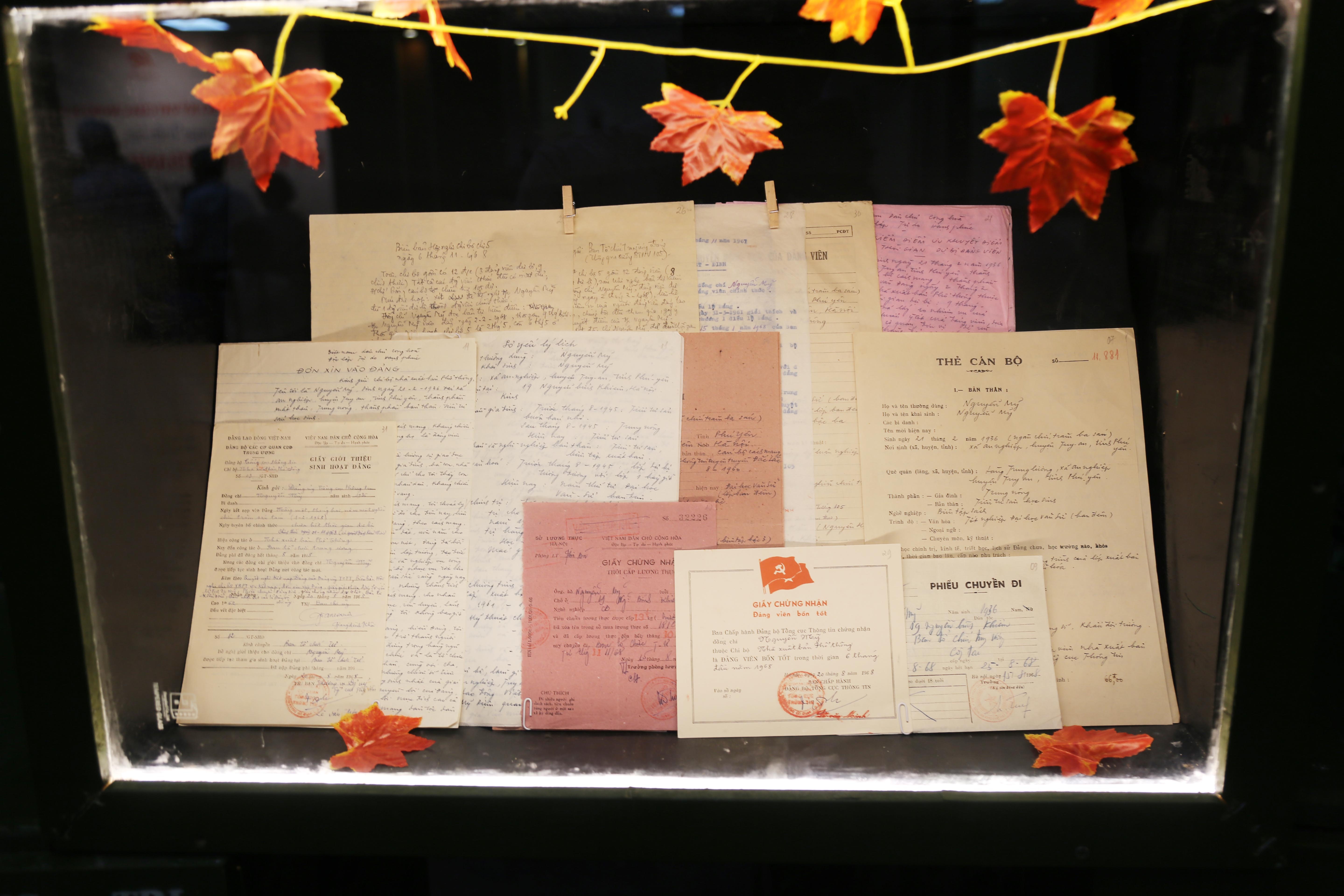 Ho so,  ky vat can bo di B anh 6