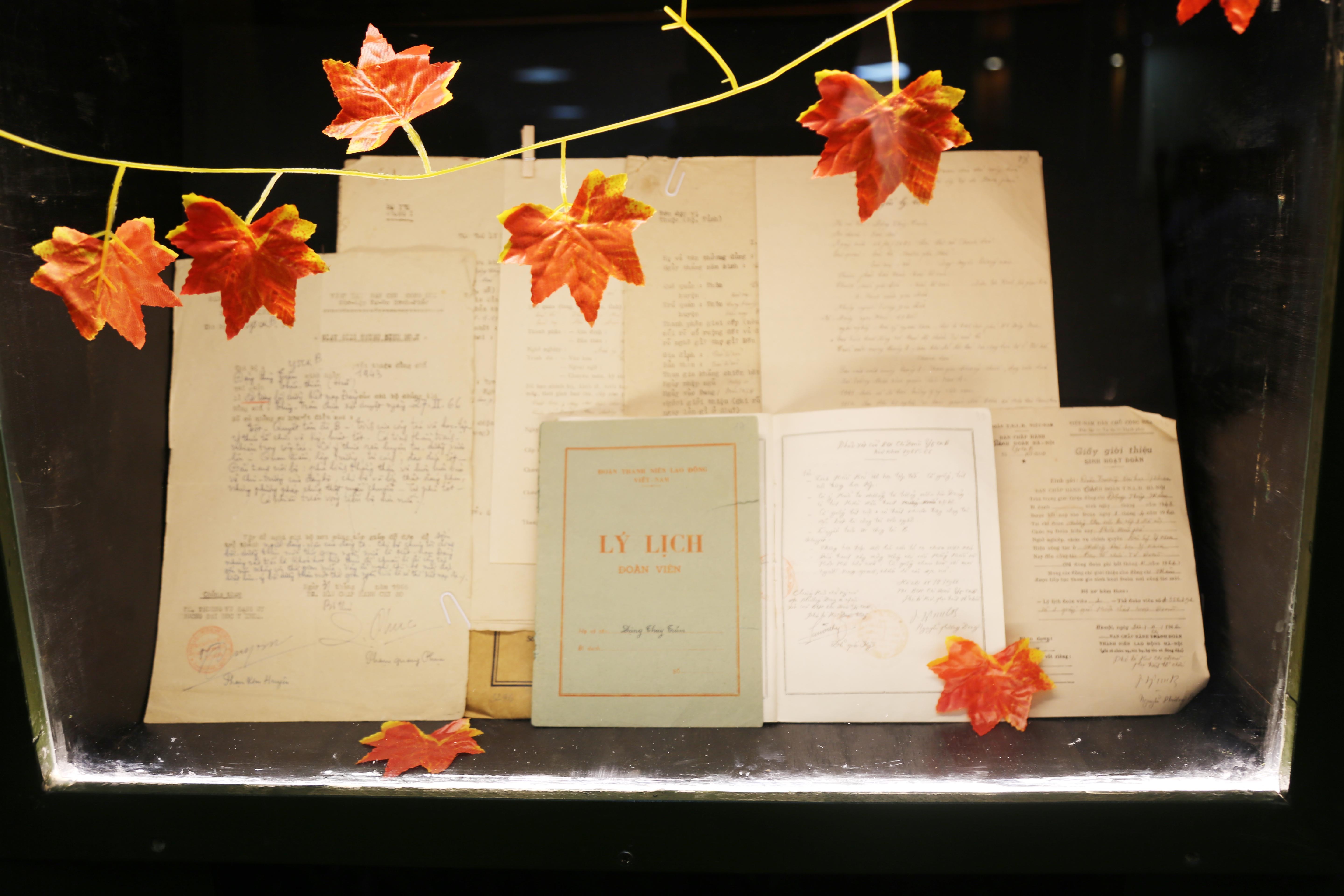 Ho so,  ky vat can bo di B anh 9