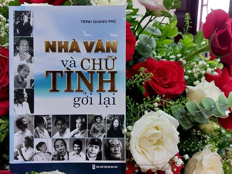 Ra mat sach 'Nha van va chu tinh goi lai' hinh anh
