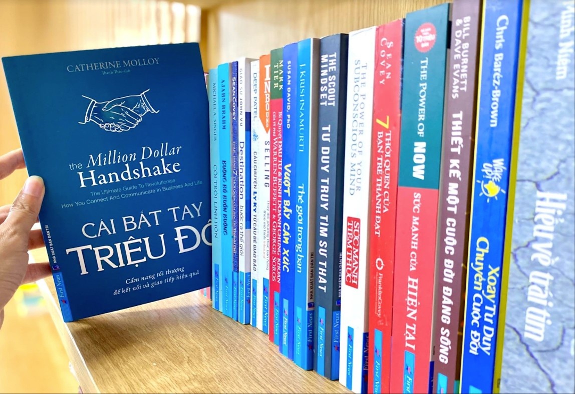 'Cai bat tay trieu do' va cau chuyen giao tiep xuyen van hoa hinh anh