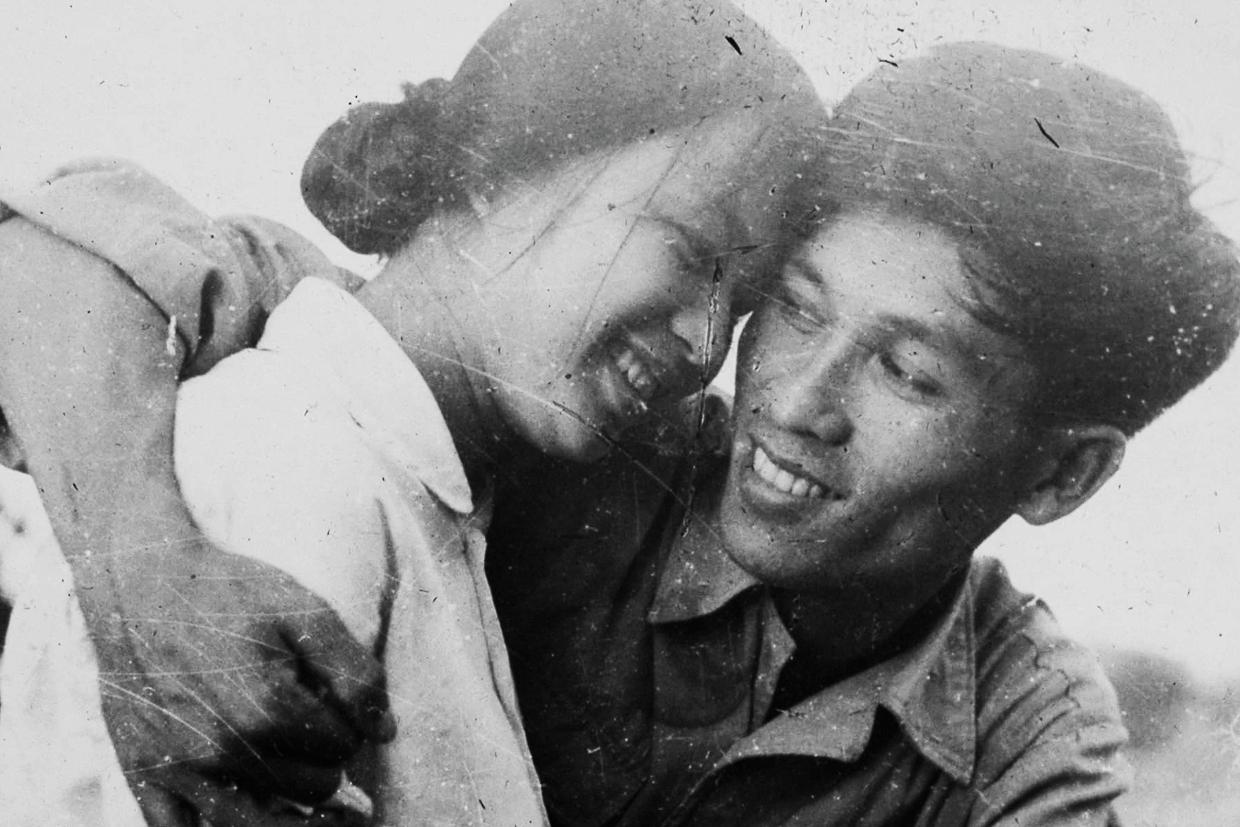 Tinh yeu vuot len bom dan chien tranh hinh anh