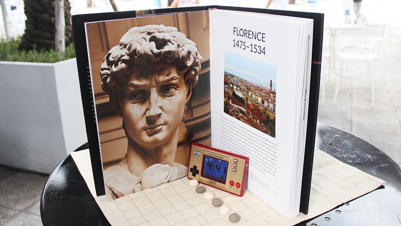 Xem tac pham, doc cuoc doi cac danh hoa qua trang sach hinh anh