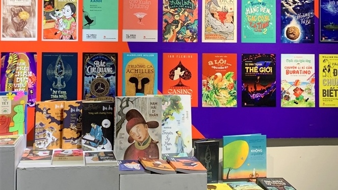 Can cuoc chay tiep suc chuyen nghiep cho bia sach hinh anh