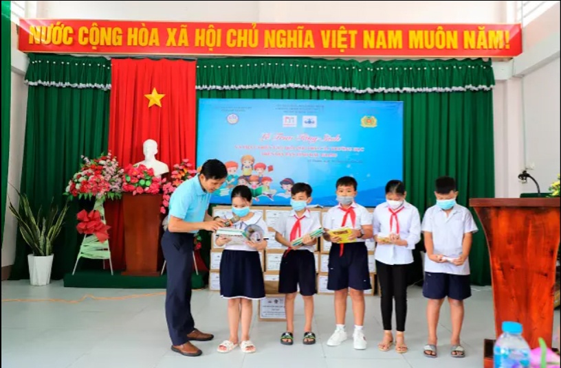 'Tu sach Nhan ai' trao 90 tu sach voi hon 5.500 cuon cho Hau Giang hinh anh