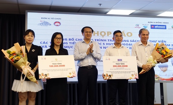 TP.HCM trao tang sach cac truong tieu hoc 5 huyen ngoai thanh hinh anh
