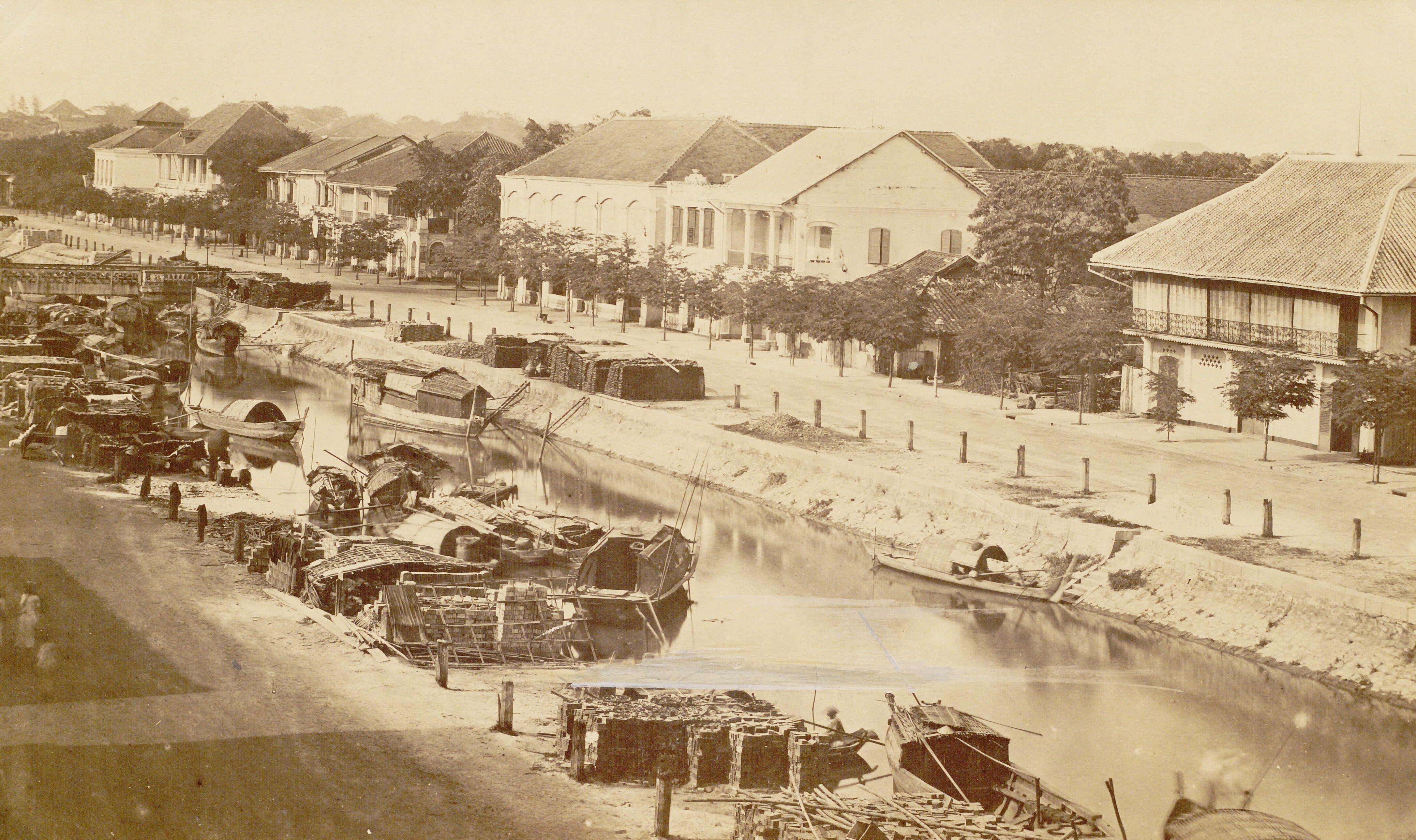 Canh nhon nhip tren ben duoi thuyen o Sai Gon - Cho Lon 150 nam truoc hinh anh