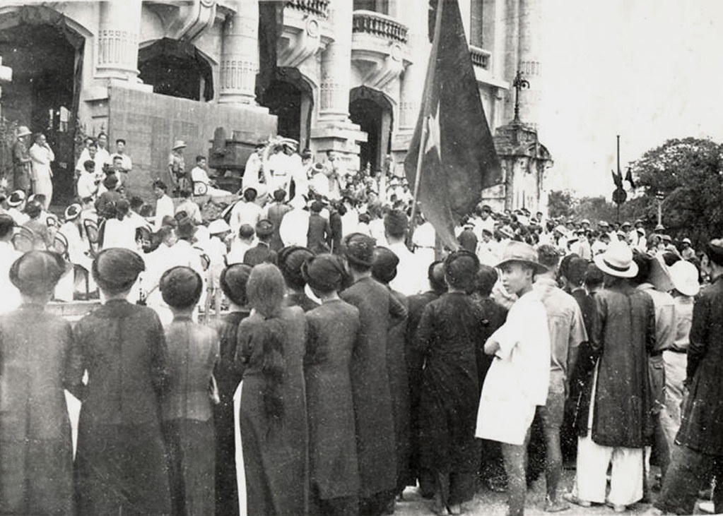 Dong gop cua nhung nha giau trong ngay khai mac Tuan le Vang nam 1945 hinh anh