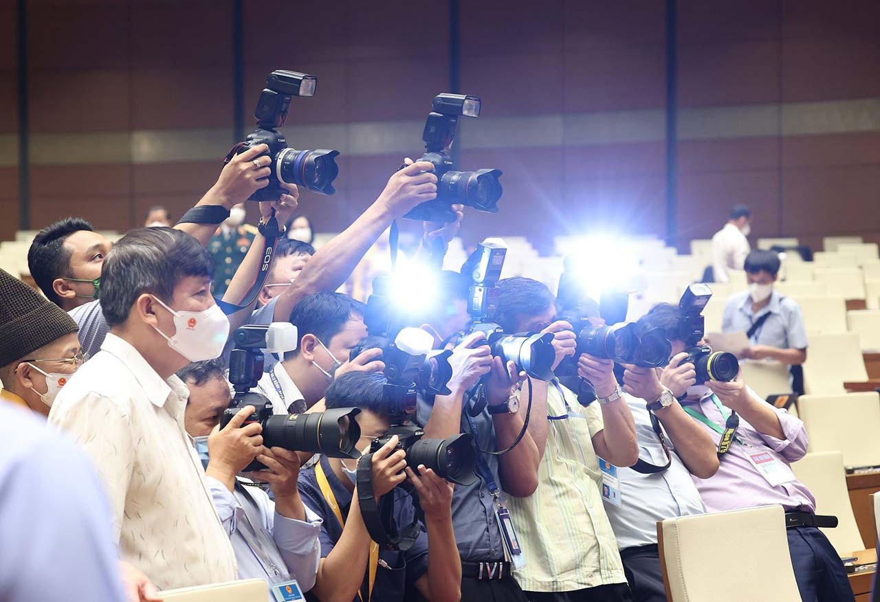 Bao chi va xuat ban: Ban linh nghe nghiep va nhung lan toa nang luong hinh anh