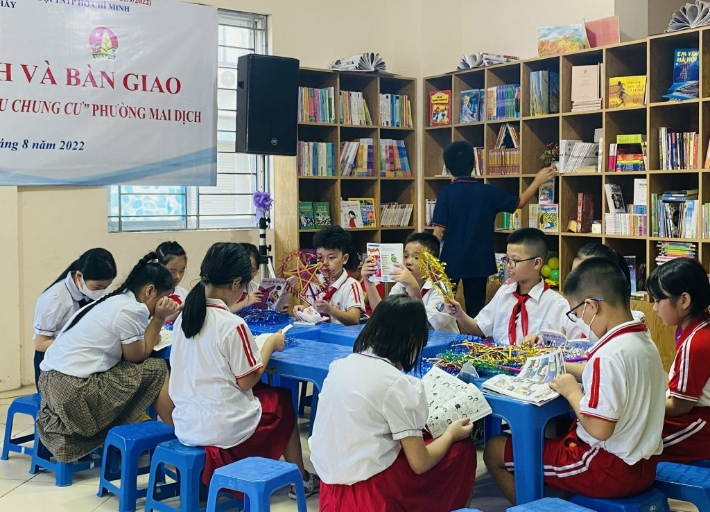 Lan toa van hoa doc voi tu sach cho thieu nhi o khu chung cu hinh anh