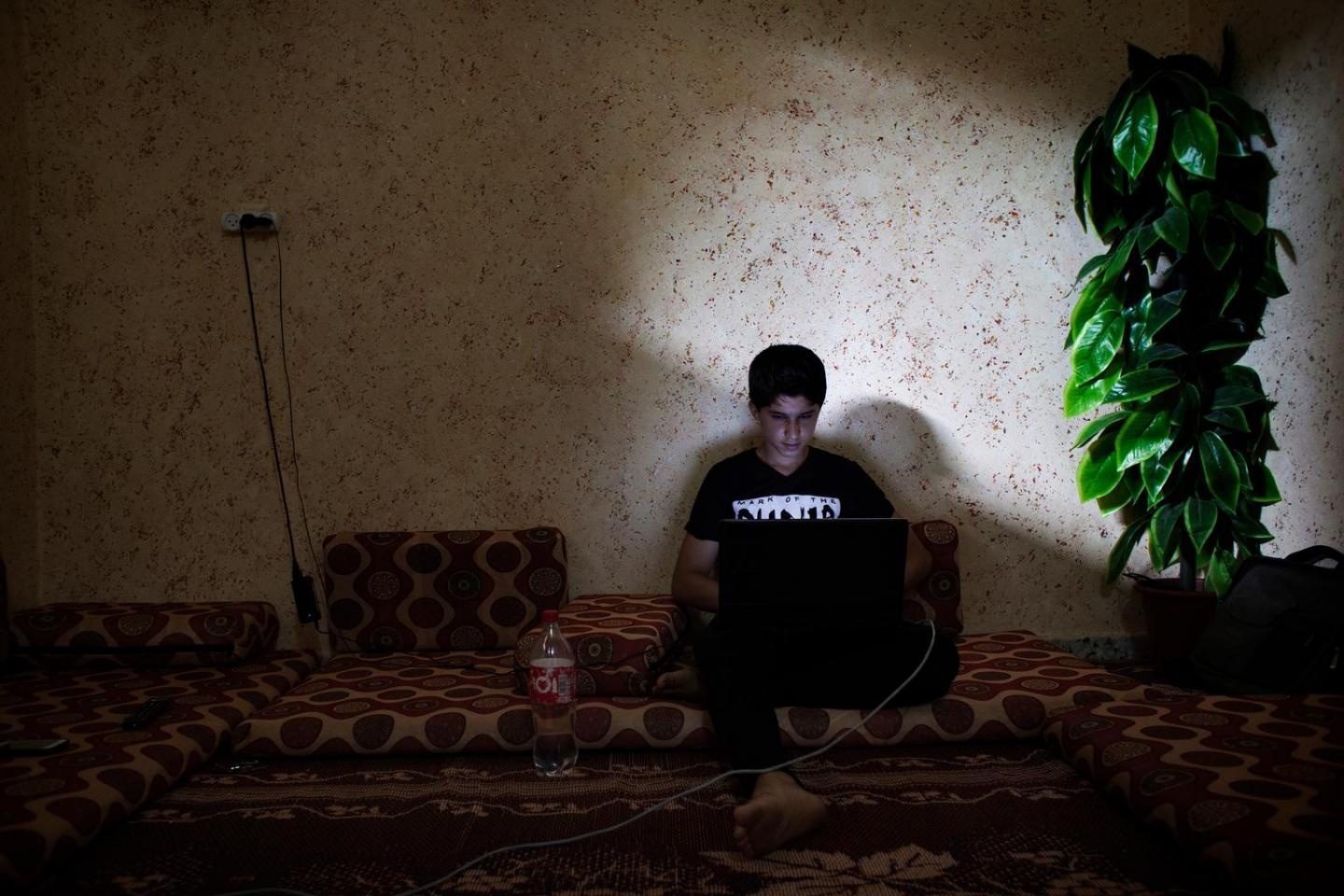 Co nhieu ban tren mang xa hoi, thuc te chi vai nguoi ung ho hinh anh