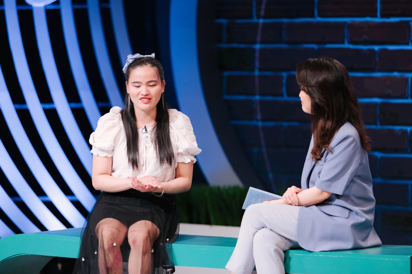 Co gai khiem thi truyen cam hung qua nhung trang sach hinh anh