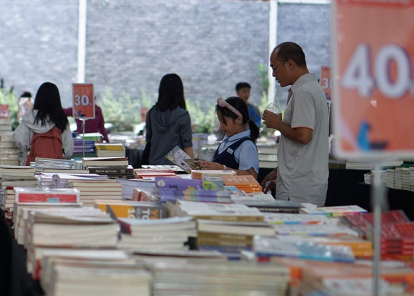 Hoi sach tich cuc thay doi de tiep can doc gia hinh anh