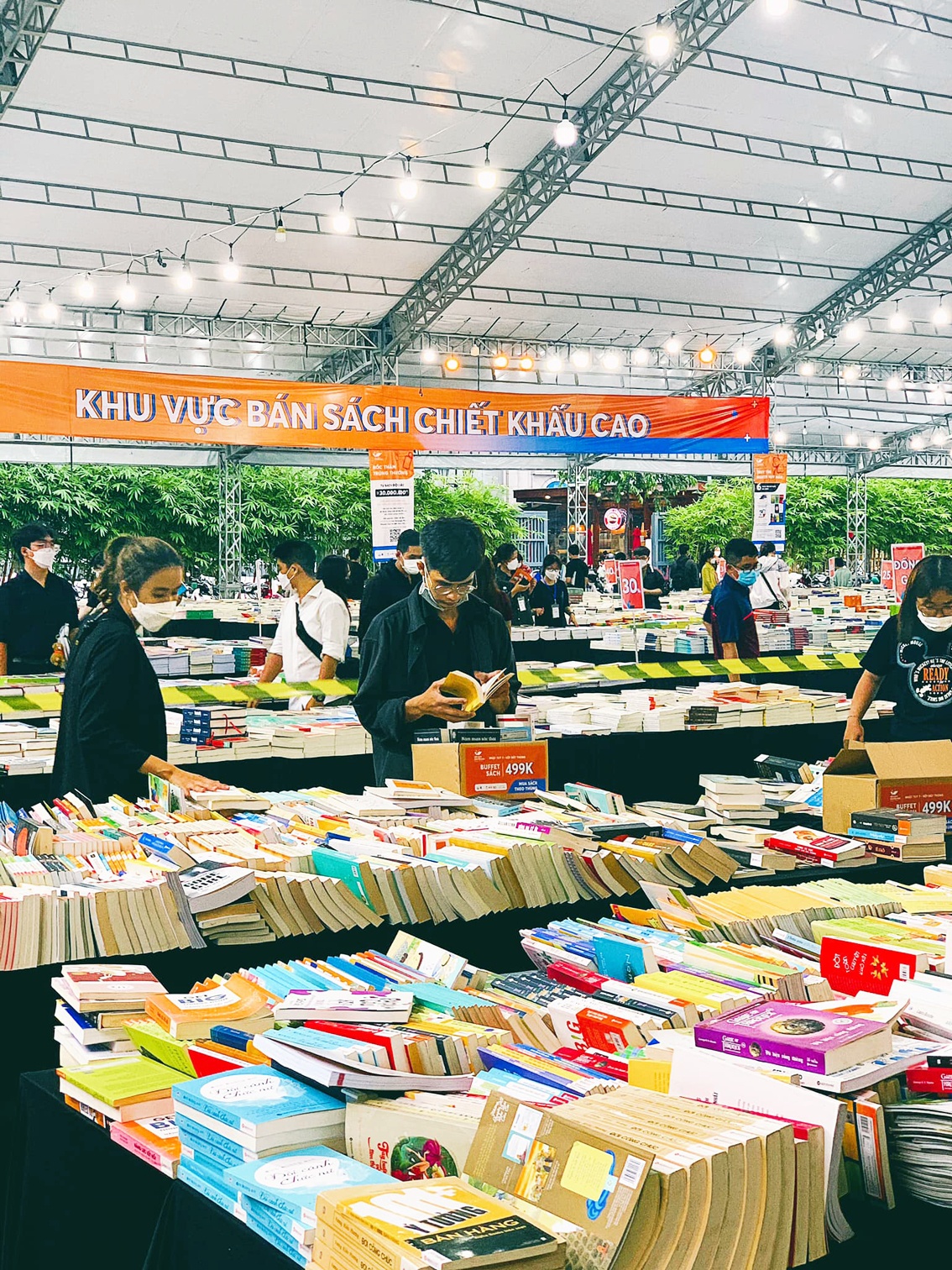 Hoi sach o TP.HCM anh 1