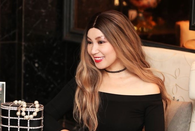 Nguoi dep trinh tham vao khu rung chu hinh anh