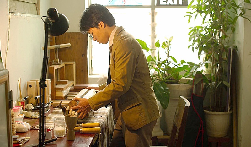 Chang trai ‘phai long’ nghe dong sach hinh anh