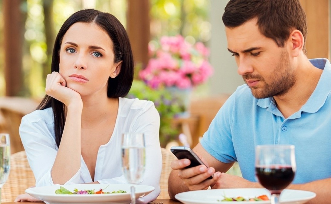 Thoi quen va hanh vi cua phu nu trong buoi dau hen ho hinh anh