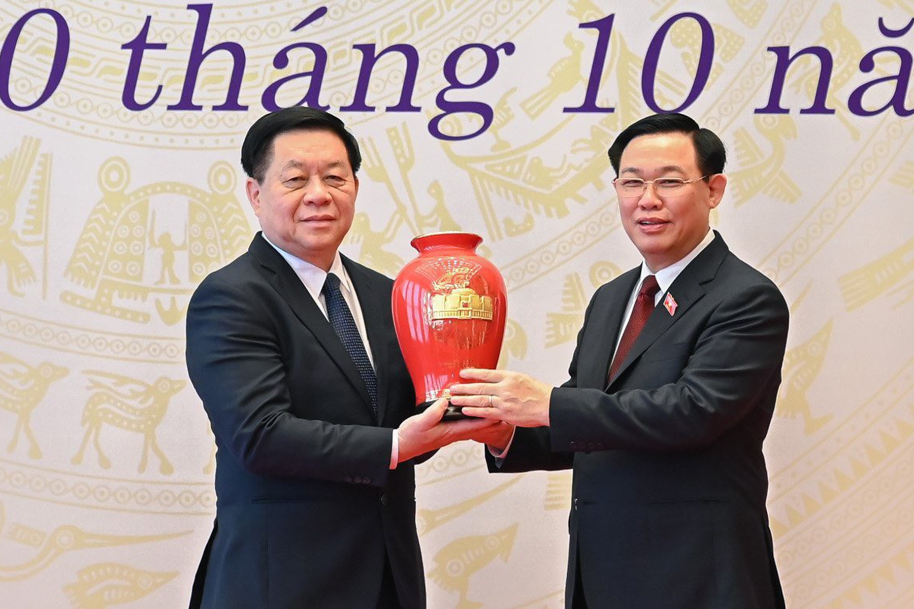 Chien si tren mat tran van hoa, doanh nhan tren mat tran kinh te hinh anh