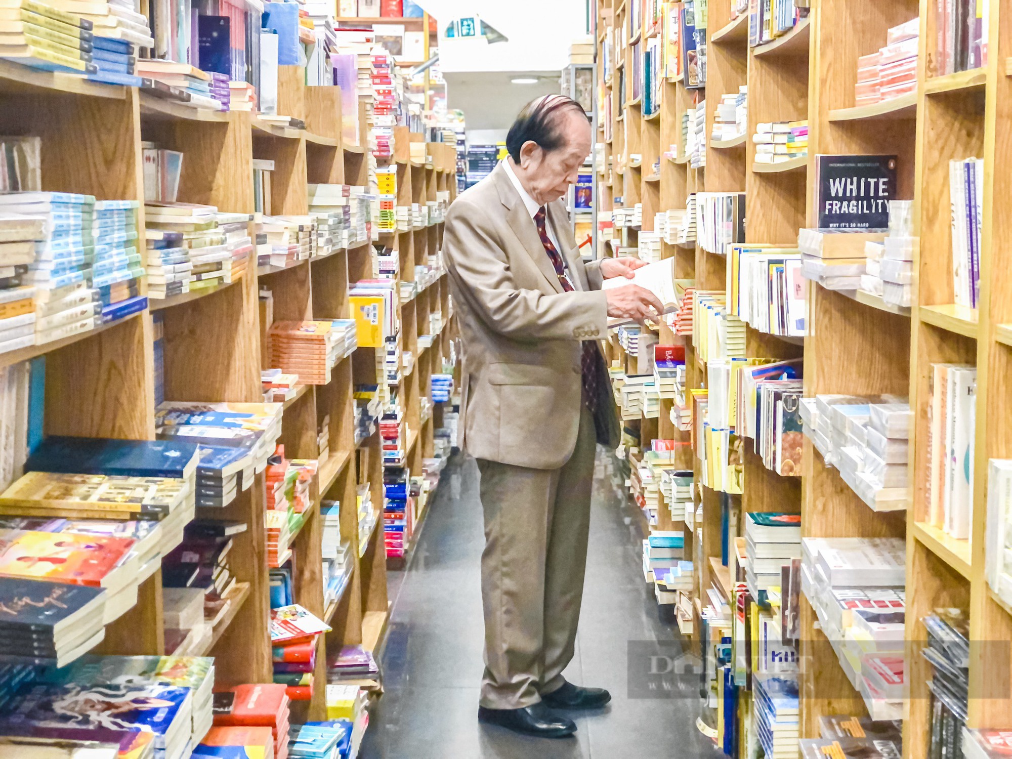 Dieu dac biet ve con pho sach lau doi nhat Ha Noi hinh anh